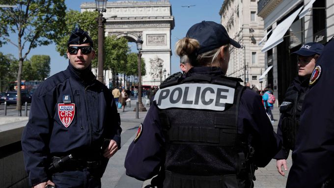 Policisté v ulicích Paříže po útoku na třídě Champs-Élysées.