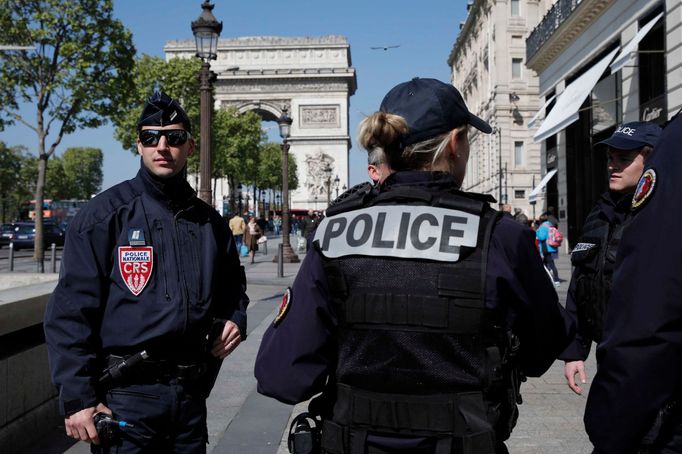 Policisté v ulicích Paříže po útoku na třídě Champs-Élysées.