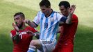 Messi v souboji s Dejagahem a Pouladím v utkání Argentina vs. Írán