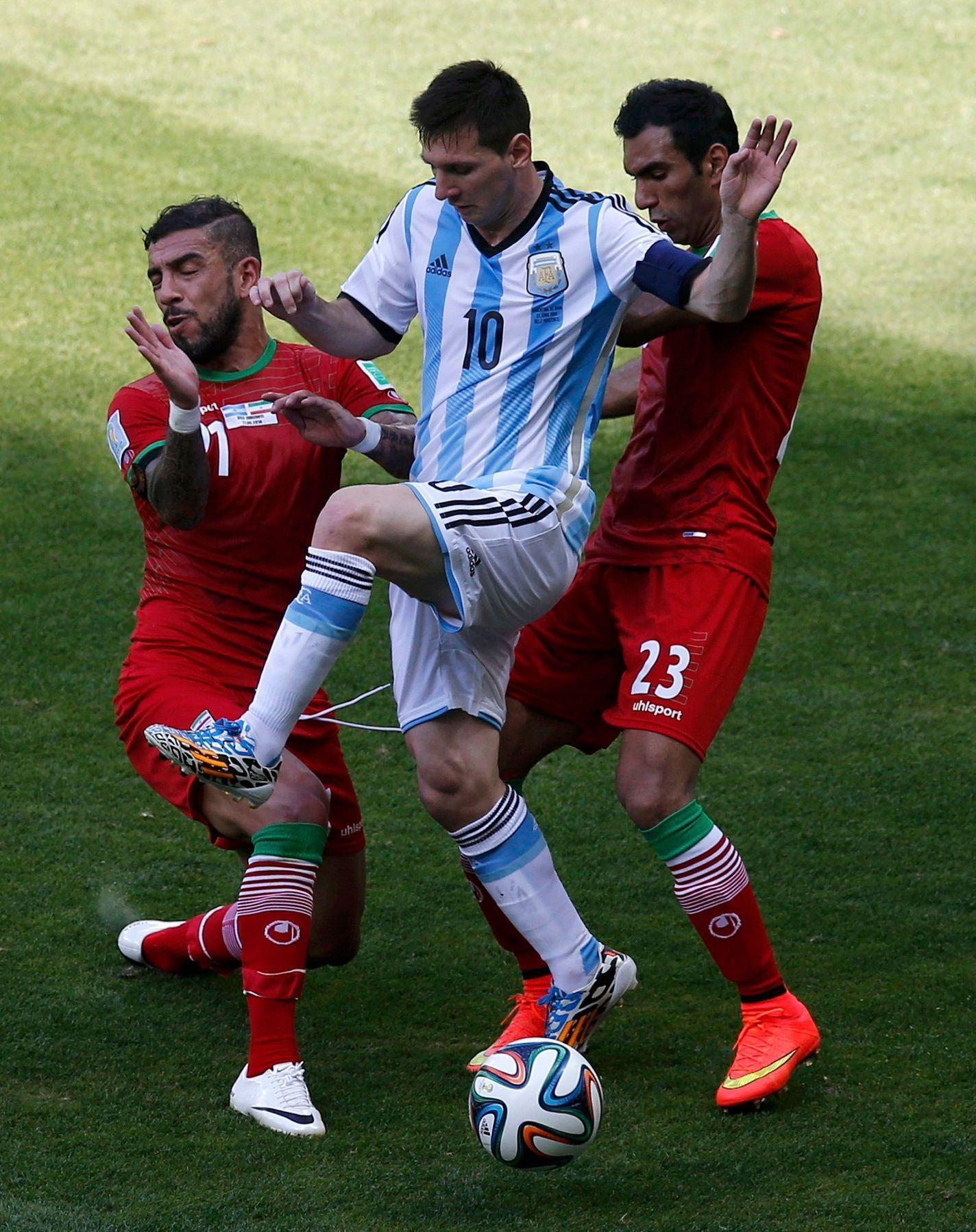 Messi v souboji s Dejagahem a Pouladím v utkání Argentina vs. Írán