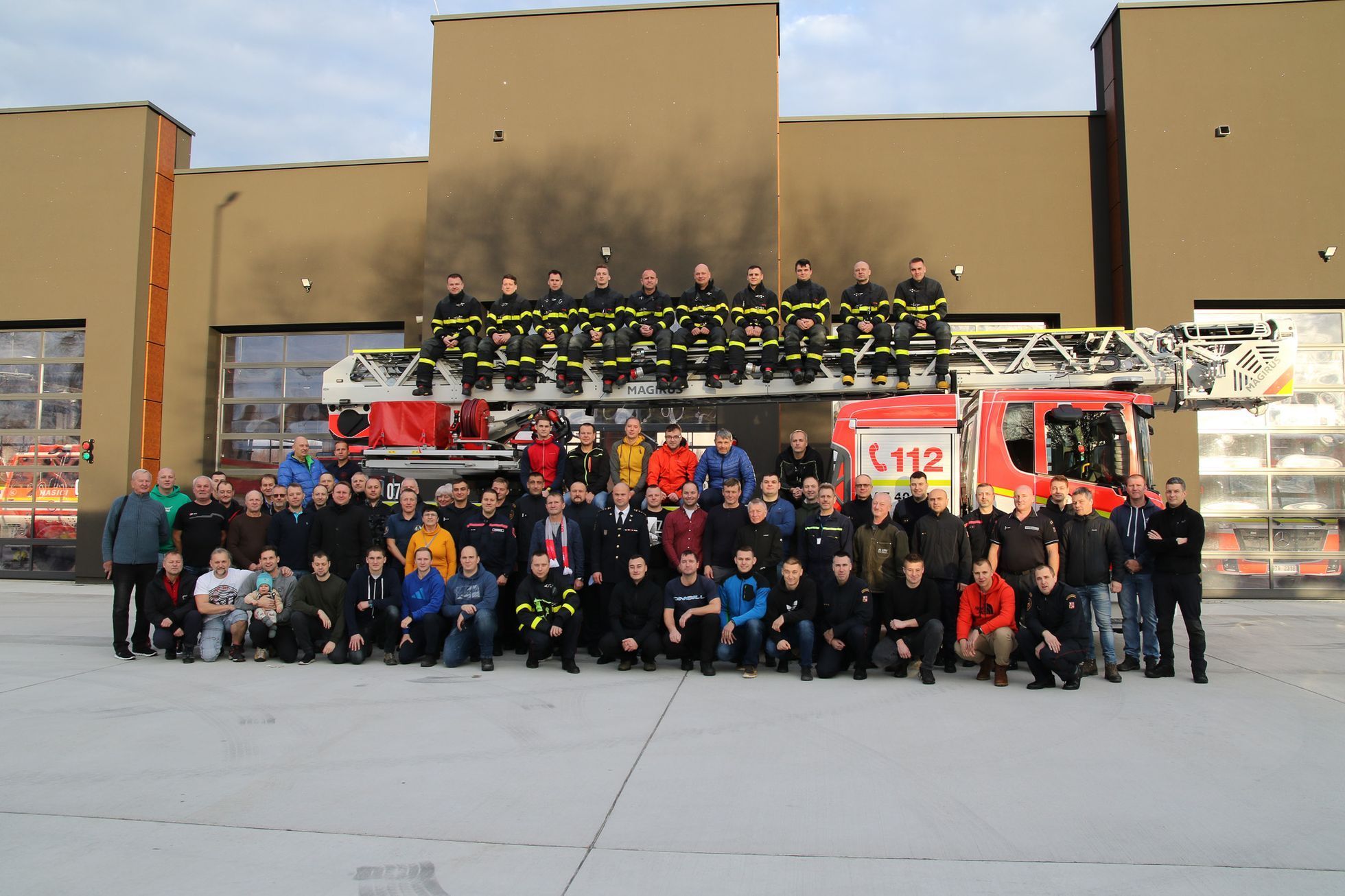 Hasič Vlastimil Kremel z Novojičínska zasahoval během dvaceti let téměř u dvou tisíc výjezdů. Snímky ho zachycují při práci. Nyní je vážně nemocný a přátelé pro něj uspořádali sbírku, aby mu pomohli.