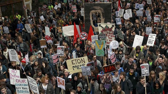 Tisíce britských studentů vyrazily do ulic Londýna, aby daly najevo nesouhlas s úsporami a zvyšováním školného.