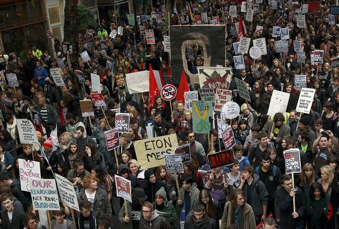 Tisíce britských studentů vyrazily do ulic Londýna, aby daly najevo nesouhlas s úsporami a zvyšováním školného.