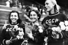 A zde si chvíle slávy vychutnává Zátopková sama. Stafáž jí dělají Rusky Jelena Gorčakovová (vlevo) a Alexandra Čudinová.