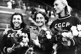 A zde si chvíle slávy vychutnává Zátopková sama. Stafáž jí dělají Rusky Jelena Gorčakovová (vlevo) a Alexandra Čudinová.