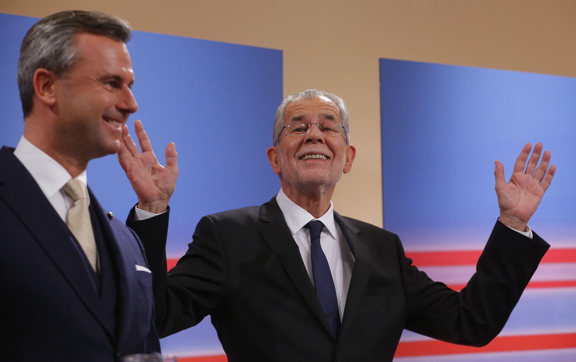Nově zvolený rakouský prezident Van der Bellen s poraženým Norbertem Hoferem (vlevo).