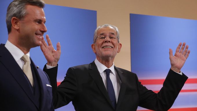 Nově zvolený rakouský prezident Van der Bellen s poraženým Norbertem Hoferem (vlevo).
