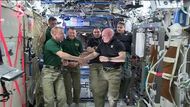 Rozloučení na ISS: Nový šéf vesmírné stanice Tim Kopra si podává ruku se Scottem Kellyn.
