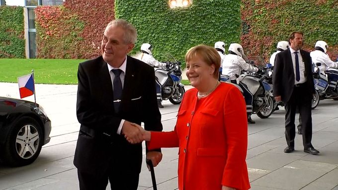 Slovy "dobrý den" přivítala Miloše Zemana německá kancléřka Angela Merkelová