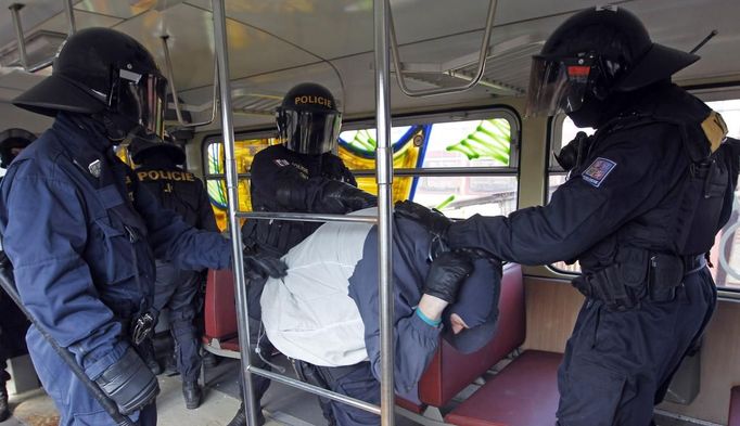 Policie nacvičuje v České Třebové zásah proti běsnícím fotbalovým fanouškům ve vlaku. Česká republika totiž bude jednou z hlavních tranzitních zemích při fotbalovém ME 2012 v Polsku a na Ukrajině.