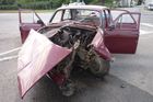 Tragická nehoda na Karlovarsku: 1 mrtvý, 8 zraněných