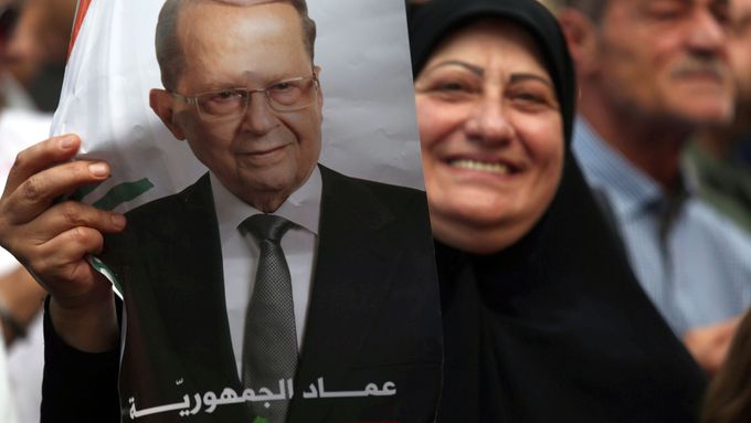 Žena s fotografií nového libanonského prezidenta Michela Aúna.