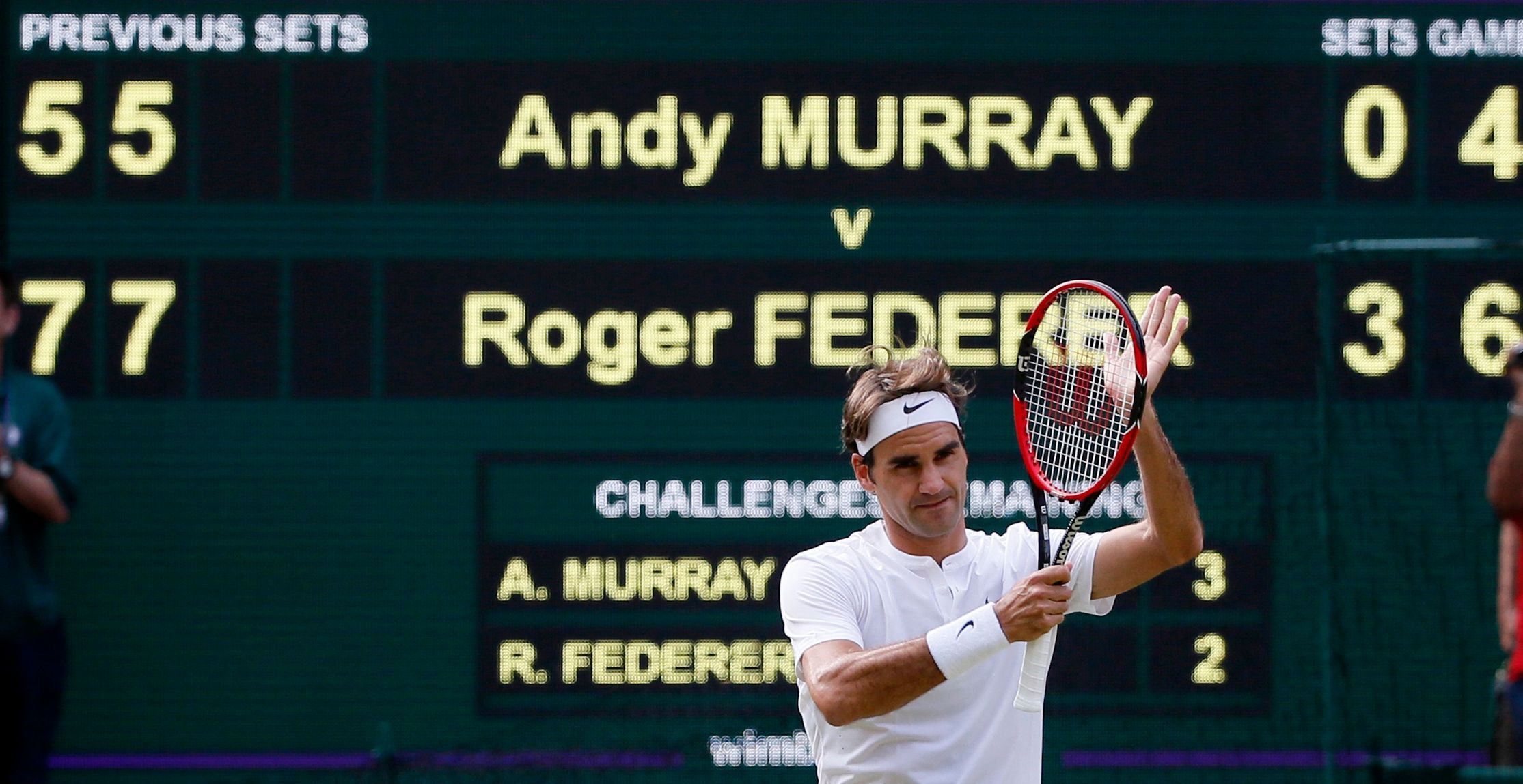 Roger Federer slaví postup přes Andyho Murrayho v semifinále Wimbledonu 2015