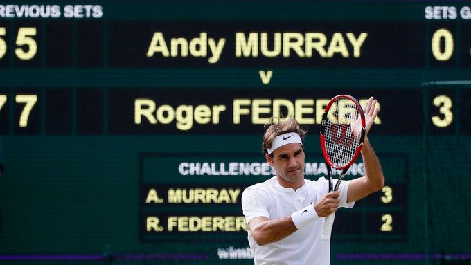 Roger Federer slaví postup přes Andyho Murrayho v semifinále Wimbledonu 2015