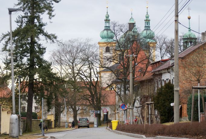 Náměstí Sadové pod bazilikou Navštívení Panny Marie na Svatém Kopečku.