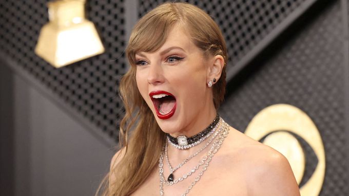 Americká zpěvačka Taylor Swiftová na hudebních cenách Grammy v únoru 2024.