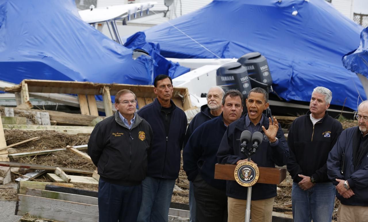 Obama, Romney a hurikán Sandy