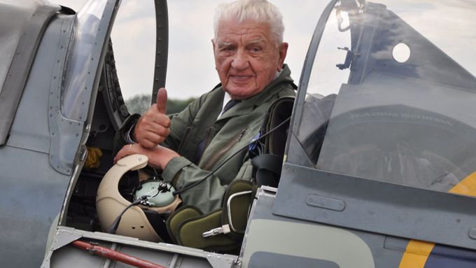 Československý válečný veterán Emil Boček se stal jedním z nejstarších pilotů stíhacího letounu Spitfire.