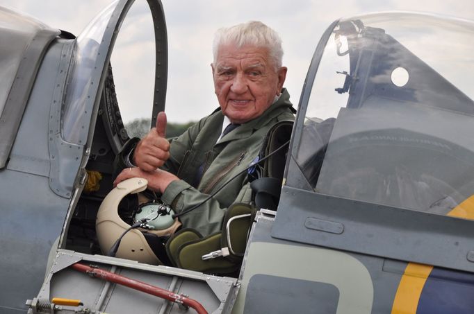 Československý válečný veterán Emil Boček se stal jedním z nejstarších pilotů stíhacího letounu Spitfire.