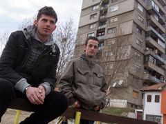 Agron Haradinaj (vlevo) a Vesel Cerani jsou muslimové, ale bydlí na srbské straně.