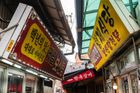 Reportérka Aktuálně.cz navštívila dvě takové restaurace v historickém centru jihokorejského hlavního města Soulu. Podle okolních stánkařů tu podniky fungují už přes 50 let.