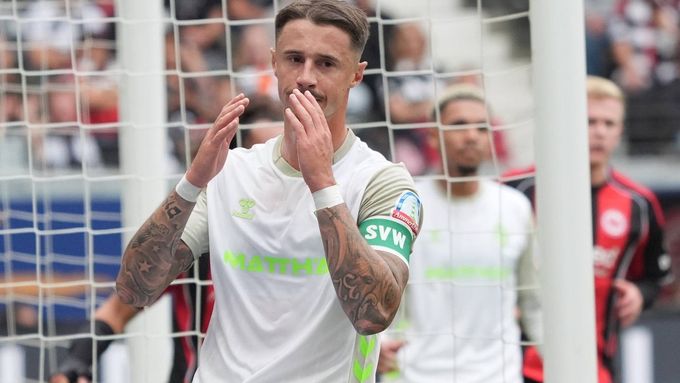 Zklamaný Marco Friedl coby kapitán Werderu v prohraném utkání s Frankfurtem, po němž ho reportérka považovala za hráče vítězného týmu.
