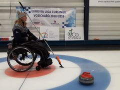 Dana Selnekovičová bojuje v curlingové lize vozíčkářů za Jedličkův ústav B.