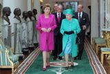 Alžbětu II., kterou provází její manžel princ Philip, uvítali v Dublinu prezidentka Mary McAleeseová a premiér Enda Kenny.