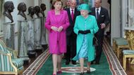 Alžbětu II., kterou provází její manžel princ Philip, uvítali v Dublinu prezidentka Mary McAleeseová a premiér Enda Kenny.