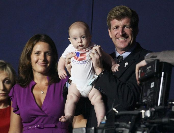 Patrick Kennedy and his wife Amy Petitgout pose with their four-month-old baby Owen Patrick Kennedy during the opening session of the 2012 Democratic National Convention in Charlotte, North Carolina September 4, 2012. REUTERS/Rick Wilking (UNITED STATES - Tags: POLITICS ELECTIONS) Published: Zář. 5, 2012, 12:52 dop.