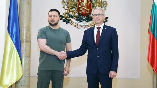 Bulharský premiér Nikolaj Denkov (vpravo) s ukrajinským prezidentem Volodymyrem Zelenským.