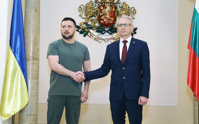 Bulharský premiér Nikolaj Denkov (vpravo) s ukrajinským prezidentem Volodymyrem Zelenským.