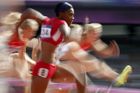 Záběr na americkou sprinterku Kellie Wellsovou při překážkovém běhu na 100 metrů.
