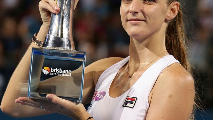 Karolína Plíšková pózuje s trofejí z Brisbane.