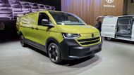 Volkswagen Transporter a Caravelle T7 patří k hlavním novinkám hannoverské výstavy. Zatímco karoserie i interiér jsou skoro kompletně svébytné, techniku sdílí auto s Fordem Transit Custom. To znamená přítomnost naftových motorů, plug-in hybridu i několik elektrických provedení. Čtyřkolka chybět nebude.