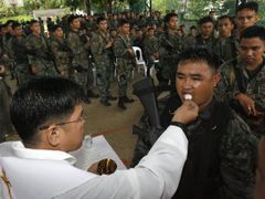 Poslední svaté přijímání před odjezdem do války. Speciální jednotky filipínské policie byly mezi těmi, které Manila poslala na Mindanao obnovit pořádek