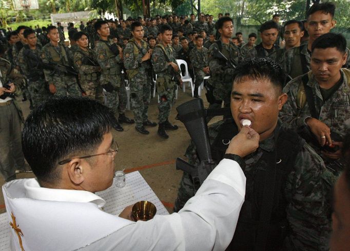 Poslední svaté přijímání před odjezdem do války. Speciální jednotky filipínské policie byly mezi těmi, které Manila poslala na Mindanao obnovit pořádek