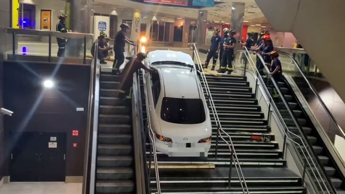 Kradený automobil musela ze stanice metra vyprošťovat více než desítka hasičů.