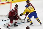 Švédský hokejista Patric Hornqvist dává gól do lotyšské sítě