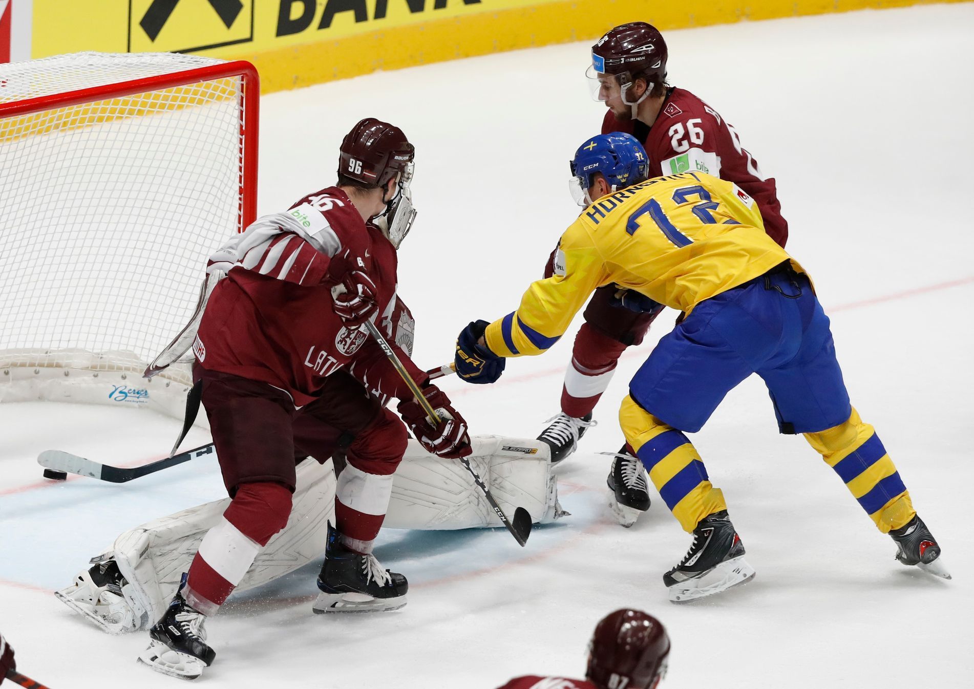 Švédský hokejista Patric Hornqvist dává gól do lotyšské sítě