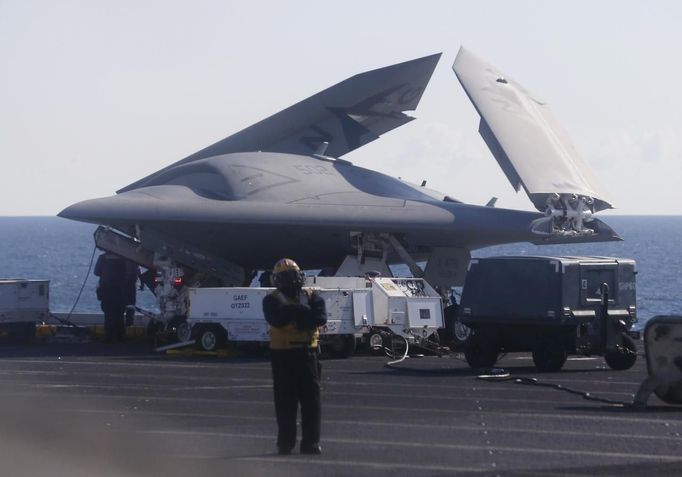 An X-47B pilot-less drone combat aircraft is pictured with its wings folded before being launched for the first time off an aircraft carrier, the USS George H. W. Bush, in the Atlantic Ocean off the coast of Virginia, May 14, 2013. The U.S. Navy made aviation history on Tuesday by catapulting an unmanned jet off an aircraft carrier for the first time, testing a long-range, stealthy, bat-winged plane that represents a jump forward in drone technology. REUTERS/Jason Reed (UNITED STATES - Tags: MILITARY SCIENCE TECHNOLOGY) Published: Kvě. 14, 2013, 7:15 odp.