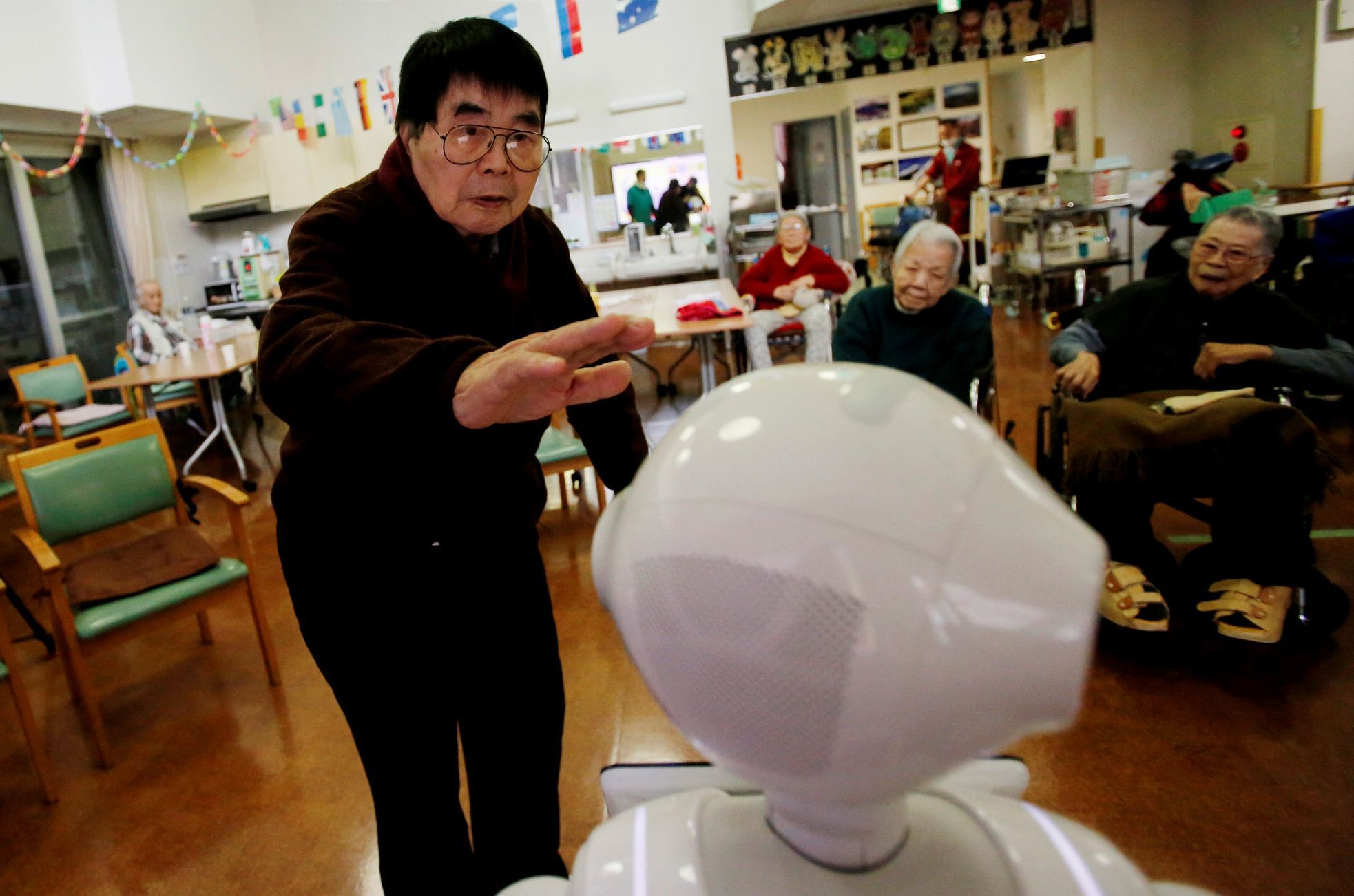 Japonsko, roboti pomáhají v péči o staré lidi