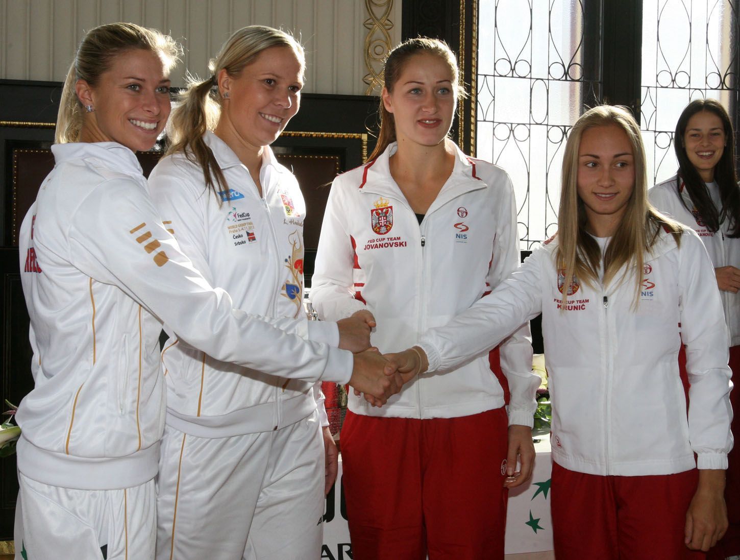 České tenistky během losu ve finále Fed Cupu 2012.