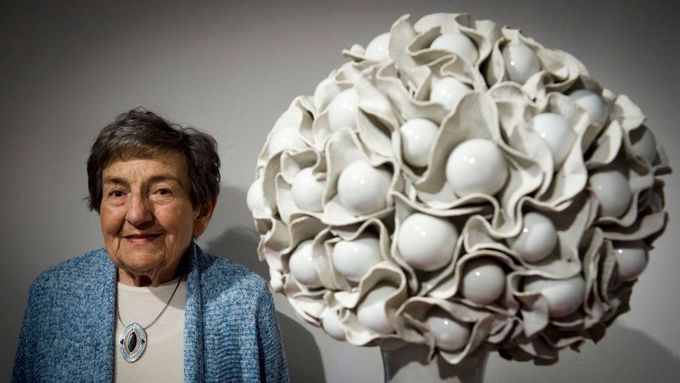 Sochařka a keramička Jindřiška Radová v roce 2015 při zahájení pražské výstavy Život s keramikou, která byla průřezem jejím celoživotním dílem.