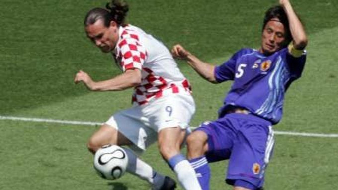 Penaltový faul Japonce Miyamota na Dada Prša v zápase skupiny F Japonsko - Chorvatsko.