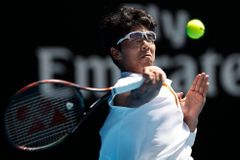 Jak "vědec" Čong zhmotnil svou teorii velkého třesku. Chlapci se slabým zrakem nikdo nevěřil