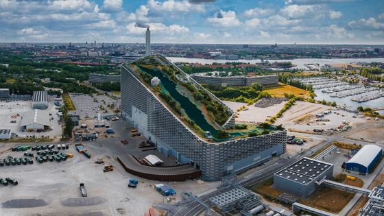 Na téhle megaspalovně odpadu si i zalyžujete. Obří Copenhill nese dvě české stopy