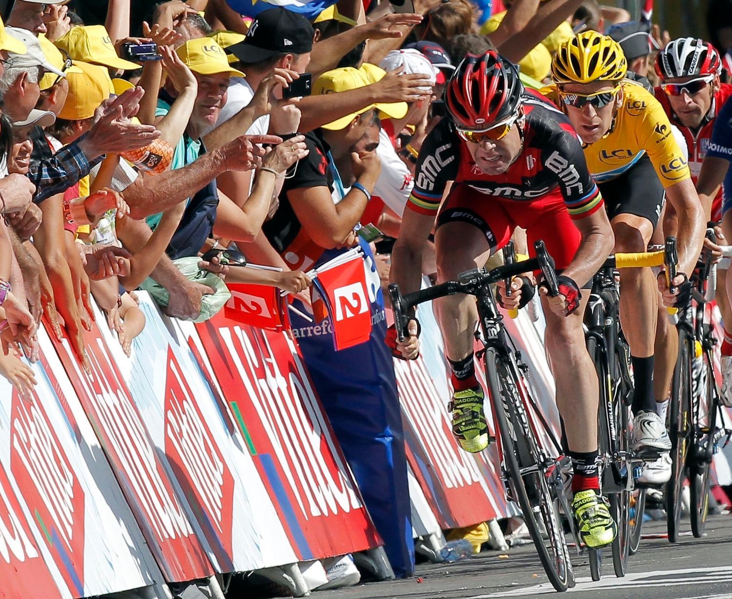 Britský cyklista Bradley Wiggins ze stáje Sky Procycling dojíždí za Australanem Cadelem Evansem do cíle desáté etapy Tour de France 2012.