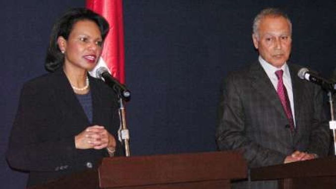 Americká ministryně zahraničí Coldoleezza Riceová se svým protějškem Ahmadem Abúlem Ghajtem.