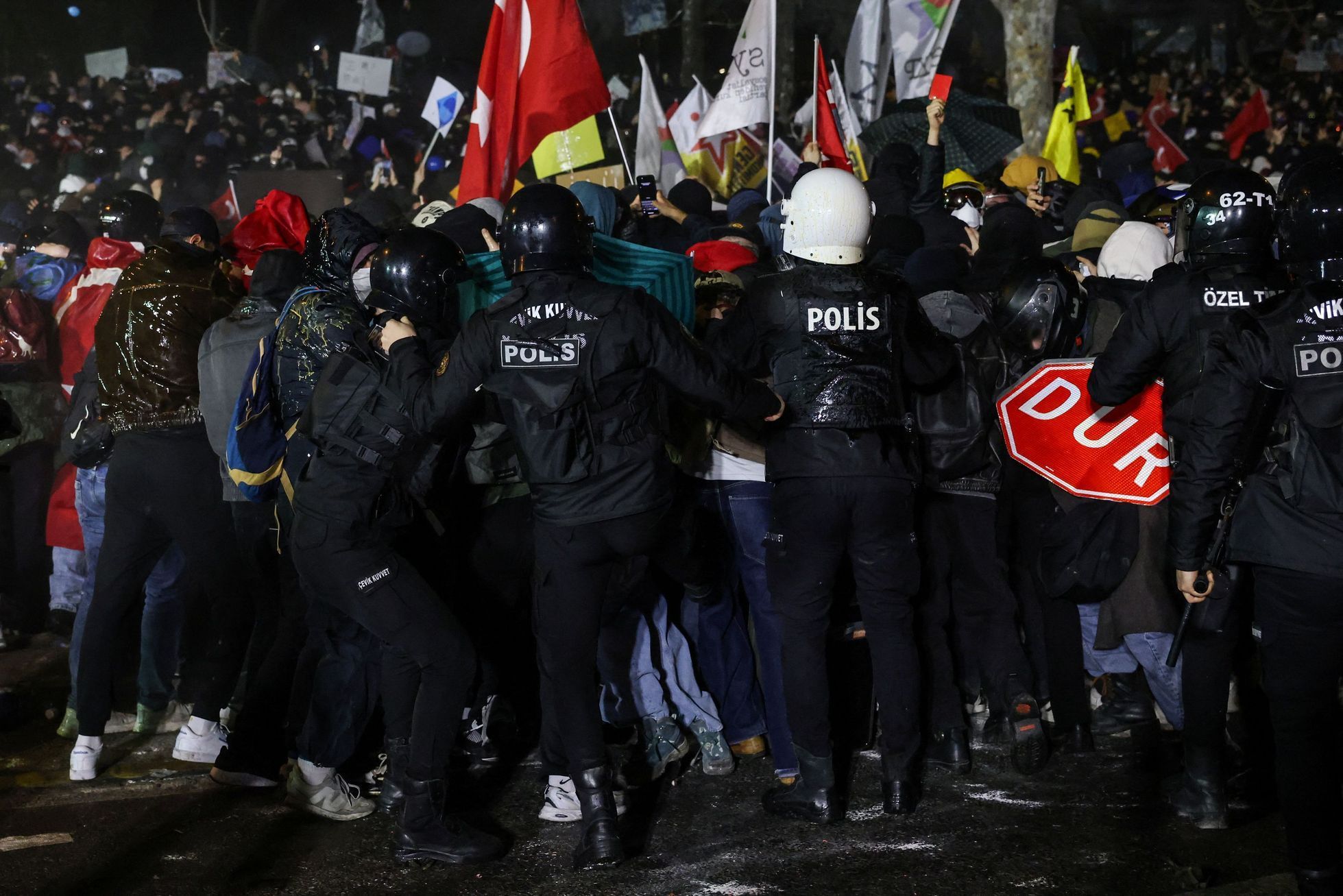 Protesty v Turecku kvůli zatčení starost Istanbulu.